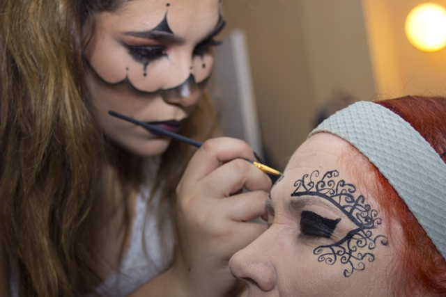 Amelia González maquilla a su mamá, la artista Rita Aguila. Foto; A. Segundo.